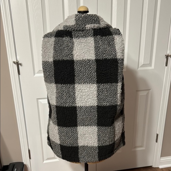 Cozy Plaid Sherpa Vest - Picture 2 of 6